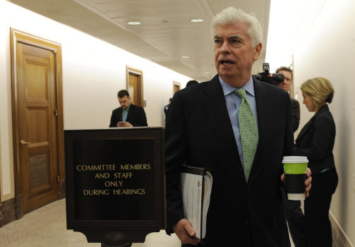 HAN LOT DET SKJE: Senator Christopher Dodd innr�mmer at han sto bak en formulering i regelverket for den statlige redningspakken som gjorde bonusutbetalingene mulig. Foto: Scanpix/AP Photo/Susan Walsh