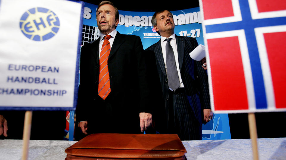 LITT � GJ�RE: President i det Europeiske H�ndballforbundet (EHF), norske Tor Lian, sammen med generalsekret�r Michael Wiederer har en hel korrupsjonsskandale � ordne opp i n�r de n� skal ha krisem�ter i Wien hele helga.
Foto: Stian Lysberg Solum / SCANPIX .