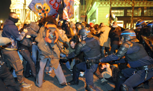 BLE VOLDELIG: Deler av demonstrantene som deltok i generalstreiken 29. januar endte i voldelige sammenst�t med politiet. Foto: Scanpix