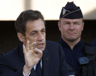 PRESSET: Frankrikes president Nicolas Sarkozy er under hardt press fra befolkningen som krever at han gj�r mer for � motarbeide effektene av finanskrisen. Foto: Scanpix