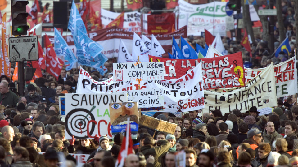 STREIKET OVER HELE FRANKRIKE: 29. januar i �r gikk mange hundretusener franskmenn ut i generalstreik for � tvinge regjeringen til � gj�re mer for � forhindre h�yere arbeidsledighet. I dag er det ventet at s� mange som to millioner arbeidere legger ned arbeidet. Foto: Charles Platiau/Scanpix