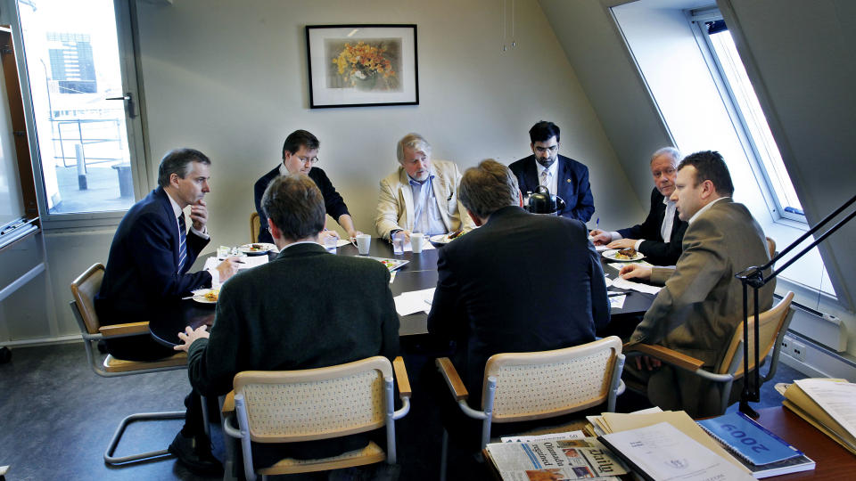 �NSKER DIALOG: Utenriksminister Jonas Gahr St�re satt i g�r i dialogm�te med �ivind Stokke fra UD (t.v.), Per Edgar Kokkvold fra Norsk Presseforbund, Shaib Sultan fra Islamsk R�d, domprost Olav Dag Hauge, redakt�r Vebj�rn Selbekk i DagenMagazinet, Olav Fykse Tveit fra Mellomkirkelig r�d og Vebj�rn Haorsfjord fra Religions for peace. De to sistnevnte sitter med ryggen til. Foto: Jacques Hvistendahl