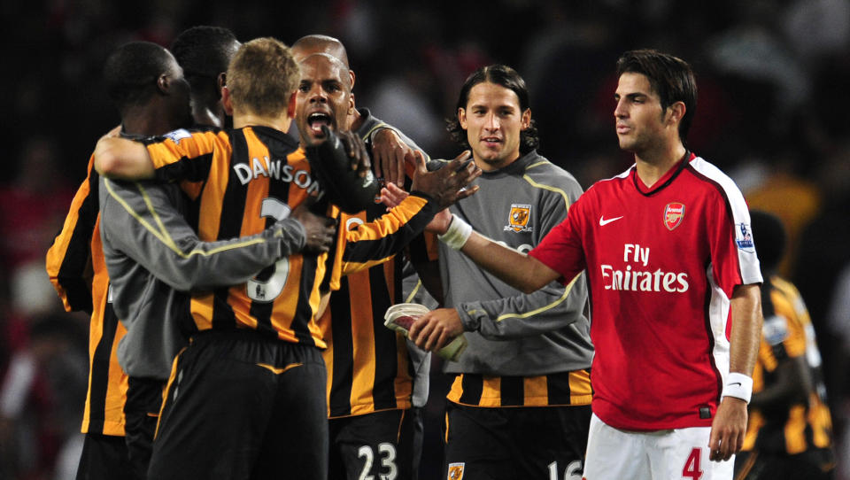 STRAFFES IKKE: Her takker Cesc Fabregas Hull-spillerne for kampen i sesongens f�rste m�te. Det var i returen at Fabregas, som var skadd, ble beskyldt for spytting. Foto: REUTERS/Dylan Martinez