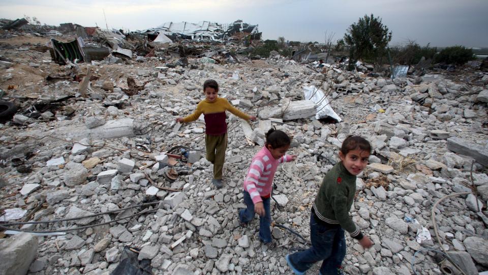 MYE I RUINER:  Palestinske barn g�r gjennom noen av Gaza-ruinene, for � komme fram til teltleiren de bor i, �st i Jabaliya, nord p� Gaza-stripen. Mens israelsek myndigheter tidligere har benektet at de har p�f�rt den palestinske befolkningen un�dvendige skader, begynner n� israelske soldater � komme med vitnem�l som tyder p� noe annet. Foto: Jim Hollander/Epa/Scanpix