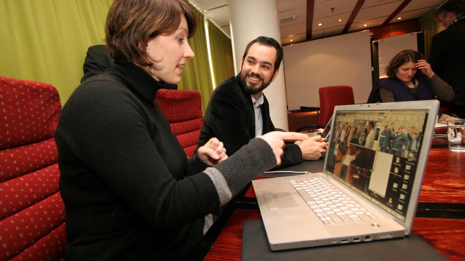 JOBBET MED NETTET FOR OBAMA: Kate Albright-Hanna og Daniel Lie McSwain var blant de mange som jobbet med nettet som virkemiddel i Obamas presidentkampanje. Fokuset p� nettet er ikke like sterkt etter at han kom til makten, innr�mmer de to. Foto: TROND HEGGELUND