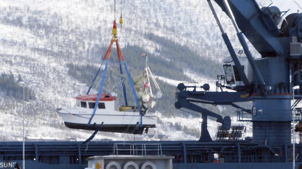 FIKSEN FORSKJ�V SEG: Her blir sjarken Marina l�ftet i land fra rederiet Dof Subsea Norways skip Geosund p� kaia i Sortland mandag formiddag. Sjarken gikk ned utenfor And�ya 2. mars. Foto: Svein-Henry W. Johansen  / SCANPIX