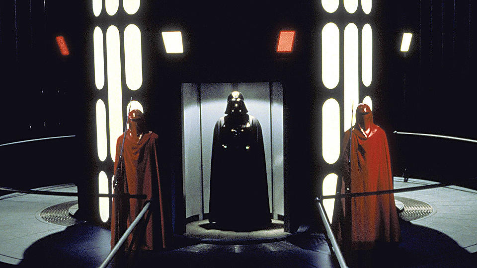 KLASSIKER: David Prowse spiller Darth Vader i den klassiske Star Wars-trilogien fra 70- og 80-tallet. Her i en scene fra �Return of the Jedi� i 1983. Foto: STELLA PICTURES