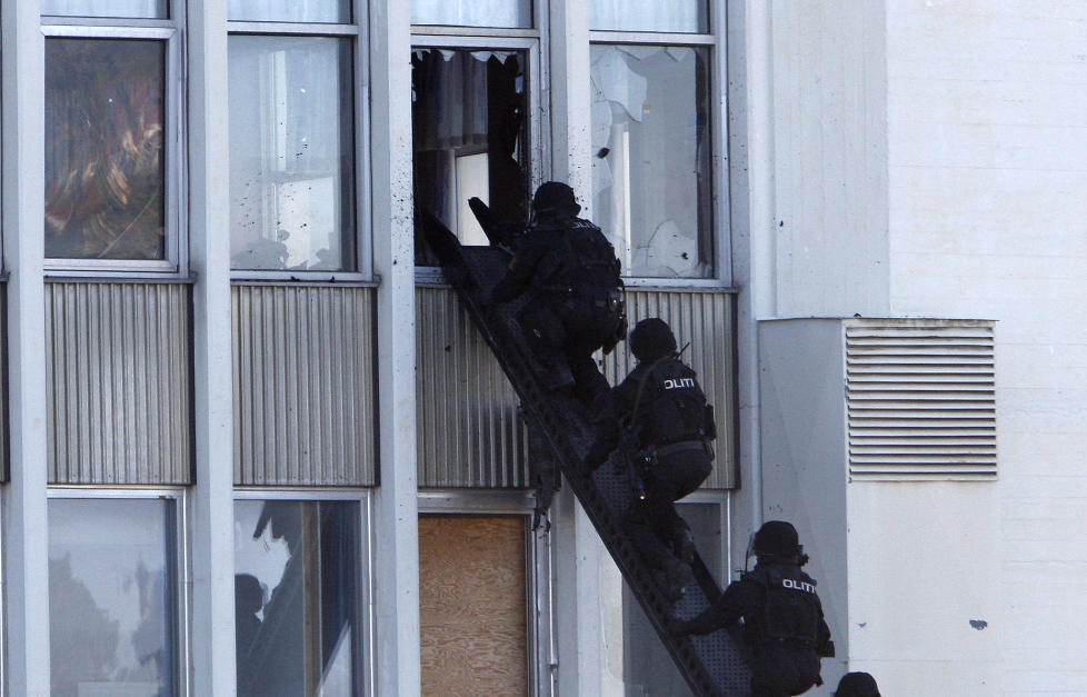 �VELSE: Politiets beredskapstropp, den s�kalte Delta-gruppa, drilles jevnlig i ulike krisescenarioer, inkludert terroraksjoner. Her fra en demonstrasjon p� Fornebu i 2008. Foto: LISE �SERUD / SCANPIX