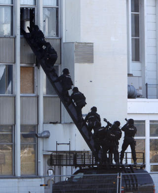 SPESIALSTYRKER: Her trener Oslo-politiets elitestyrke under en tidligere �velse. De er p� plass i dag. Foto: Lise �serud / SCANPIX