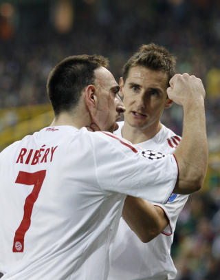 BAYERN-STJERNER: Ronaldo er imponert over Franck Ribery (t.v.) og Miroslav Klose. For tyskerne er Kloses skade en gedigen nedtur. Foto: Paulo Duarte/AP/Scanpix