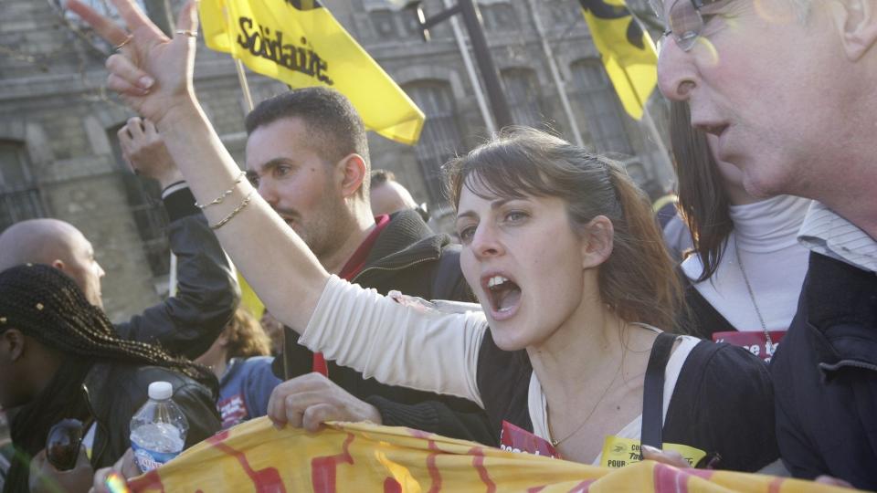 TOK TIL GATENE:  Over en million mennesker har demonstrert i protest mot Frankrikes �konomiske politikk i dag. Streiken har ogs� rammet reisende til Paris. Bilde fra sentrum av Paris. Foto: AP Photo/Jacques Brinon