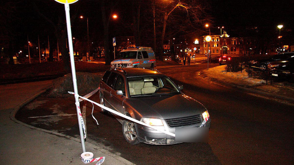 KNIVSTIKKING: En mann ble funnet hardt skadd i denne bilen. Foto: Andr� Olstad/FirstFoto