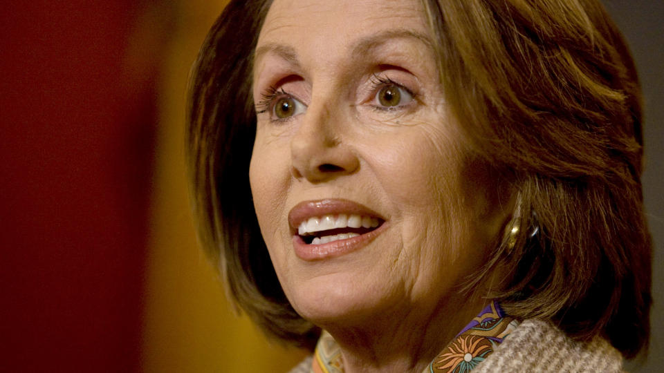 TAR GREP: Nancy Pelosi i Representantenes hus. Foto: Evan Vucci/AP/Scanpix