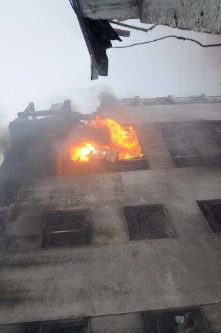 FLAMMER: Flyet krasjet i et h�yhus, som tok fyr da flyet styrtet. Foto: Jaime Echeverria/EPA/Scanpix