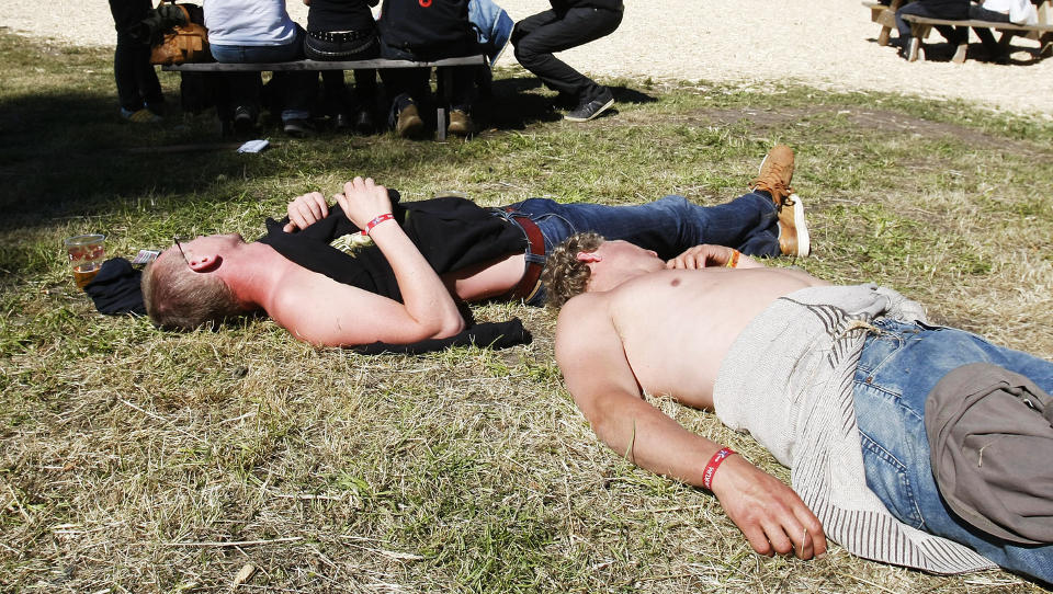 NORDMENN SOVER MINST I NORDEN: Men her praktiseres soving p� Hovefestivalen. Foto: Tor Erik Schr�der / SCANPIX