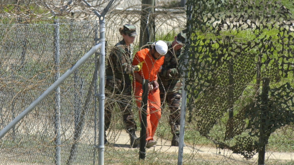 OMSTRIDT: Fangeleiren p� Guantanamo Bay, Cuba, har v�rt gjenstand for mye kritikk. Det samme gjelder milit�rtribunalene. Dette bildet er fra februar 2002 p� Camp X-Ray. Foto: AP Photo/Andres Leighton/SCANPIX