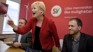 I STIL MED VELGERNE: Nestleder B�rd Vegar Solhjell,  partileder Kristin Halvorsen og nestleder Audun Lysbakken er som velgerne. Men Solhjells familie spiser mye p�lser, hevder han selv. Foto: Berit Roald / SCANPIX