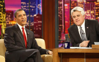 CELEBRE GJESTER: De fleste som er noe innen amerikansk politikk, samfunnsliv og underholdning har v�rt hos Jay Leno. Her er Barack Obama p� bes�k i mars i �r. Foto: AP Photo/Gerald Herbert/Scanpix