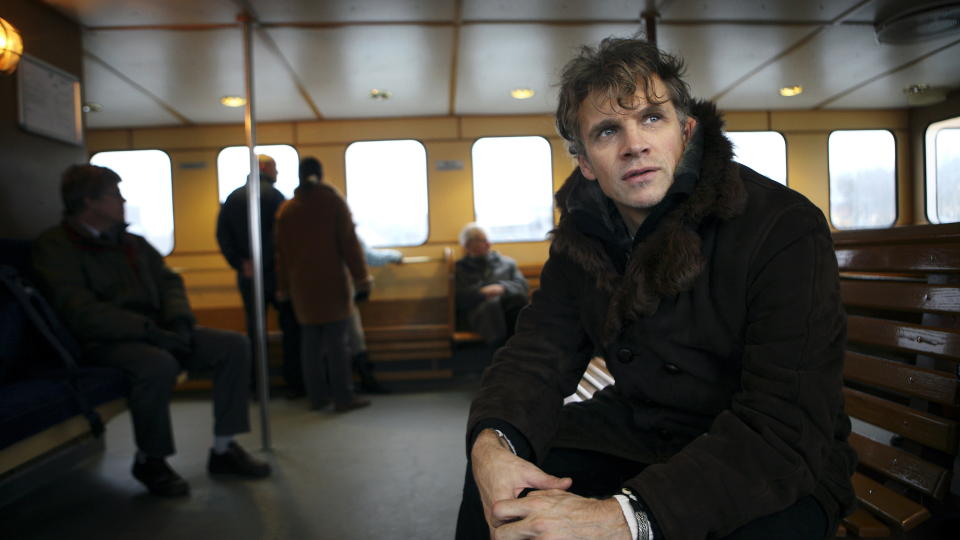 NESTEN FRISK: Pelle Sandstrak har Tourettes syndrom. Mottoet er � bli s� frisk som han kan bli. N� er han forn�yd. Foto: METTE RANDEM