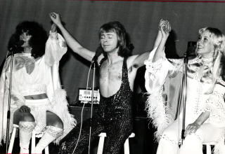 H�rete tider: Bj�rn, i karakteristisk kostyme, flankert av Agnetha (t.h.) og Anni-Frid.