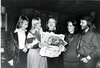 Eventyret fra Sverige: I Norge, som i resten av verden, f�k Abba til topps. Her leser manager Stig �Stikkan� Anderson
Dagbladets dom for (f.v.) Bj�rn, Agnetha, Anni-Frid og Benny etter konserten i Oslo i 1975