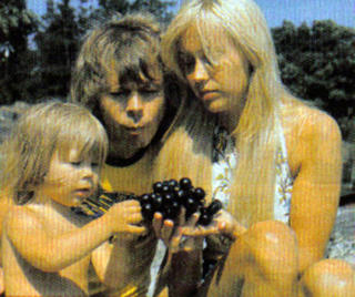 Familielykke: Bj�rn Ulvaeus med Agnetha F�ltskog og
datteren Elin, som de fikk i 1973.