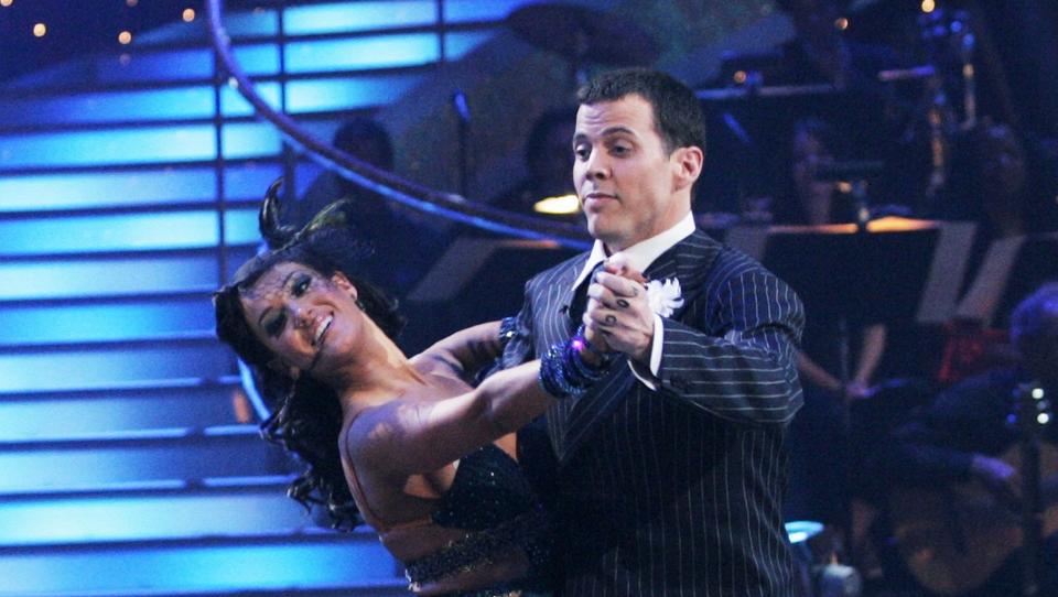 SKADET: En litt avansert salsa-rutine og et hardt fall p� ryggen bidro til indre bl�dninger i ryggen p� �Skal Vi Danse� for Steve-O. (AP Photo/ABC, Kelsey McNeal)