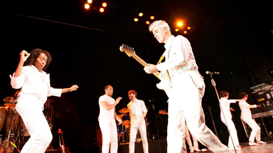 CORNY FUNKFEST: Konserten med tidligere Talking Heads-vokalist David Byrne var corny og pussig p� en bra m�te, mener Dagbladets anmelder, som utnevner Byrne til professor i musikalsk galskap. Foto: KRISTIAN RIDDER-NILSEN