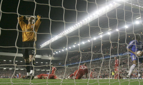  FORTVILELSE: Liverpool l� an til � ha et perfekt utgangspunkt. Riises uhell ga Chelsea nytt h�p foran returm�tet. Foto: Matt Dunham, AP/Scanpix