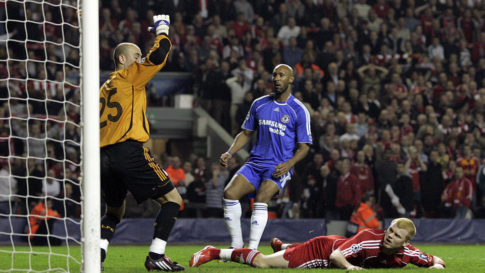 KRIISE: En uheldig John Arne Riise utman�vrerer sin egen keeper Pepe Reina fire minutter p� overtid i fjor�rets f�rste semifinalekamp mellom Chelsea og Liverpool i Champions League. Foto: Paul Ellis, AFP/Scanpix