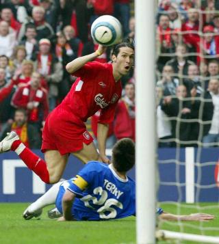 INNE? Det er en evig diskusjon om ballen var inne, men spanske Luis Garcia vil for evig og alltid offisielt st� som m�lscorer i semifinalen i 2005. Foto: Benedetta Mascalchi, EPA/Scanpix