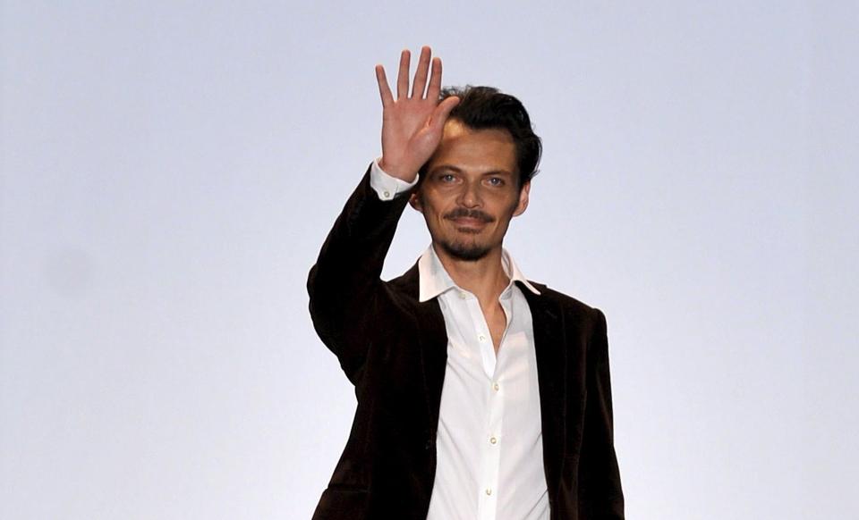 Damenes venn: Matthew Williamson er en av kjendisenes favorittdesignere. N� blir kl�rne hans snart tilgjengelige for folk flest &mdash; fra 23. april selges de i utvalgte
Hennes & Mauritz-butikker. Foto: EPA/JASON SZENE
