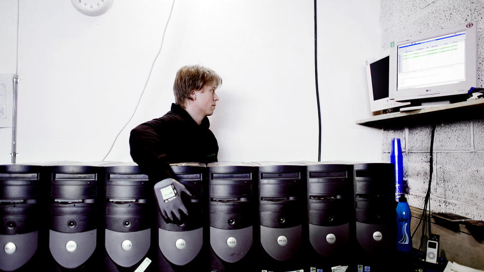 SLETTER MINNER: I et industrilokale p� Fornebu slettes harddiskene p� pc-er gitt av norske bedrifter og organisasjoner, f�r pc-ene sendes til skoler i Afrika.