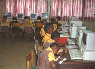 L�RER IT: Fra en skole i Kenya.Foto: FAIR