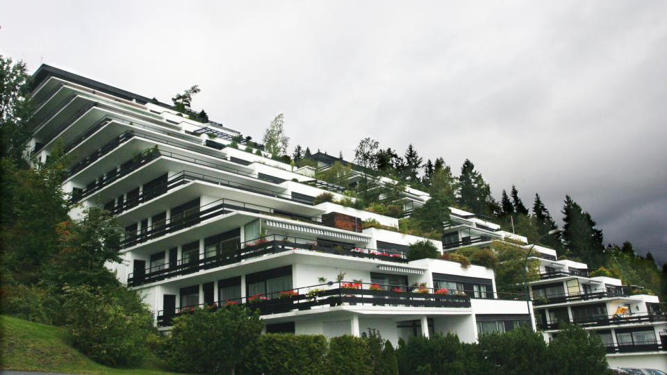 BEGYNTE HER: �n av de tre prinsippsakene rundt tomtefesteloven, som ble behandlet i H�yesterett i 2007, har sitt utspring her, i sameiet �vre Ullern Terrasse i Oslo.
Illustrasjon: Leif Hamnes, Klar Tale / SCANPIX