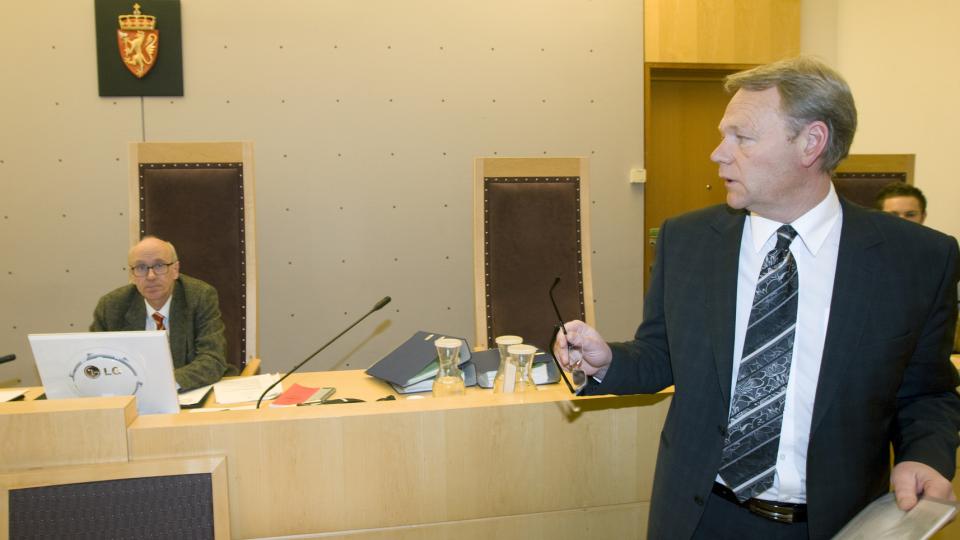 Forsvarer Ola Lunde i  Oslo tinghus fredag  f�r fremstillingen  av mannen som er siktet i forbindelse  med d�dsbrannen i Urtegata. Bak rettens administrator, Oddvar Ege.
Foto: Morten Holm / SCANPIX