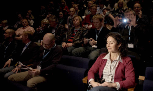 I SALEN: Trippeldrapsd�mte Veronica Orderud sitter i salen p� Skup-konferansen i T�nsberg. Senere i kveld skal hun foredra for journalistene. Foto: Torbj�rn Gr�nning/Dagbladet