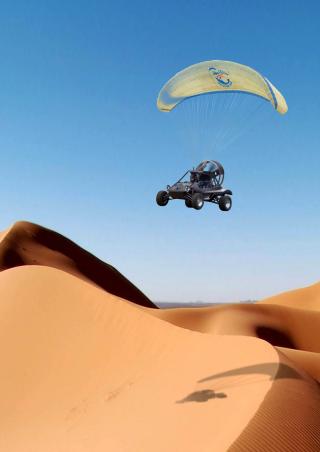 FLYR SOM BARE DET: Parajet Sky Car i fri dressur over Sahara-�rkenen. Eventyrer Neil Laughton fl�y den bio-diesel-drevne parabilen fra Frankrike til Timbuktu. Og snart kan ogs� du kj�pe en. Foto: EPA/CAMPBELL BELL / SCANPIX