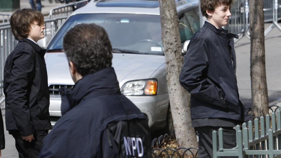 HER KOMMER DE FOR � TA FARVEL: Natasha Richardson og Liam Neesons s�nner Miche�l Neeson (til h�yre) Daniel Neeson ankommer sin mors likvake i New York. Foto: SCANPIX