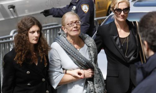 SØRGER: Natashas mor Vanessa Redgrave (i midten ), søsteren Joely Richardson (høyre) og niesen Daisy Bevan. Foto: SCANPIX SØRGER: Natashas mor Vanessa Redgrave (i midten ), søsteren Joely Richardson (høyre) og niesen Daisy Bevan. Foto: SCANPIX