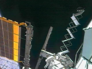 P� SPASERTUR I ROMMET: To astronaturer jobber med � installere ISS' nye solcellepaneler. Foto: SCANPIX/AFP PHOTO / NASA VIDEO