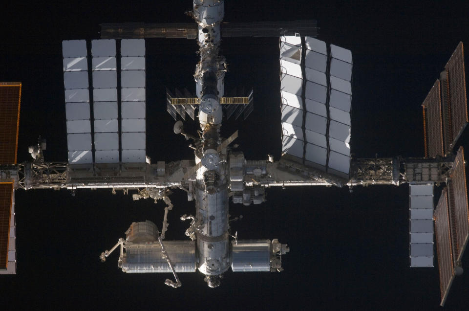 NY KRAFT: Den internasjonale romstasjonen har f�tt nye solceller, og fornyet kraft. Her et bilde fra da romferga kom frem fullastet med solceller. Foto: AFP PHOTO/HO/NASA/SCANPIX
