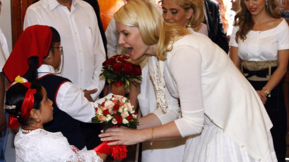 LIKER SEG: Kronprinsesse Mette-Marit fikk overrakt blomster og leker av barna som tok imot henne da hun bes�kte kulturhuset i Veracruz torsdag.
Hun og Haakon Magnus skulle ha kommet hjem til Norge i dag. Men har valgt � bli av ukjent �rsak. 
Foto: Lise �serud / SCANPIX POOL
