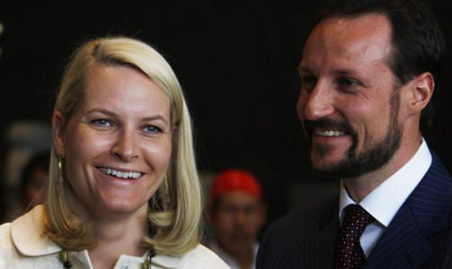 HYGGELIG TUR: Kronprins Haakon og kronprinsesse Mette-Marit under bes�ket p� antropologi museet i Mexico by, Mexico onsdag morgen. Under bes�ket fikk kronprinsparet hilse p� representanter for urinnbyggerne.
Foto: Lise �serud / SCANPIX