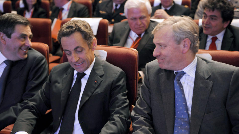 INN I VARMEN: Etter 40 �r i selvp�lagt eksil, har Frankrikes president Nicolas Sarkozy  levert den formelle NATO-s�knaden til generalsekret�r Jaap de Hoop Scheffer. Foto: AFP PHOTO POOL / Philippe Wojazer /SCANPIX