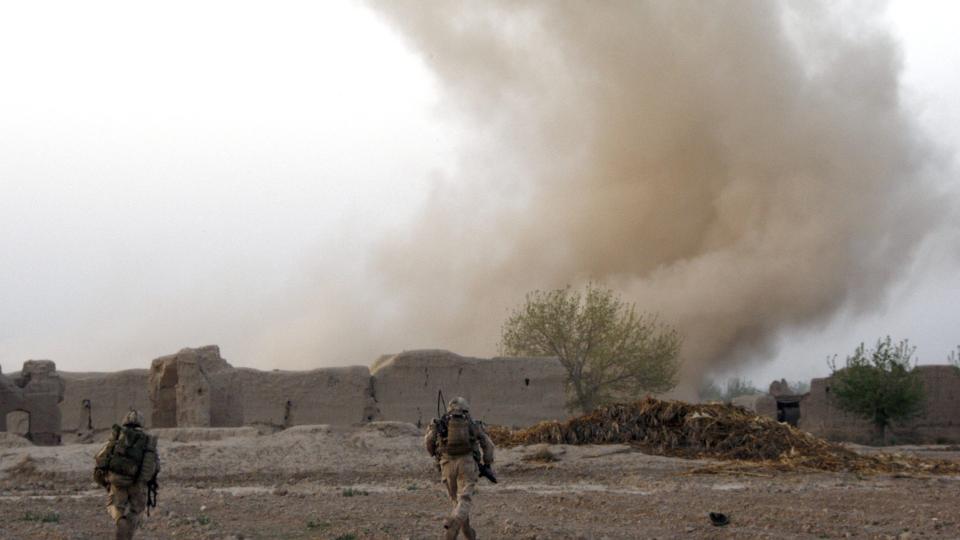 EKSPLOSJONER: Kanadiske soldater l�per i dekning etter en eksplosjon i Zhari-distriktet i Kandaharprovinsen s�r i Afghanistan. Fire kanadiske soldater og en tolk er drept etter flere bombeeksplosjoner i omr�det. Foto: REUTERS/Stefano Rellandini/SCANPIX