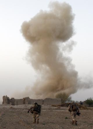 EKSPLOSJONER: Kanadiske soldater s�ker tilflukt etter en eksplosjon i Zahri-distriktet i Kandahar, der Taliban st�r sterkt. Foto: REUTERS/Stefano Rellandini