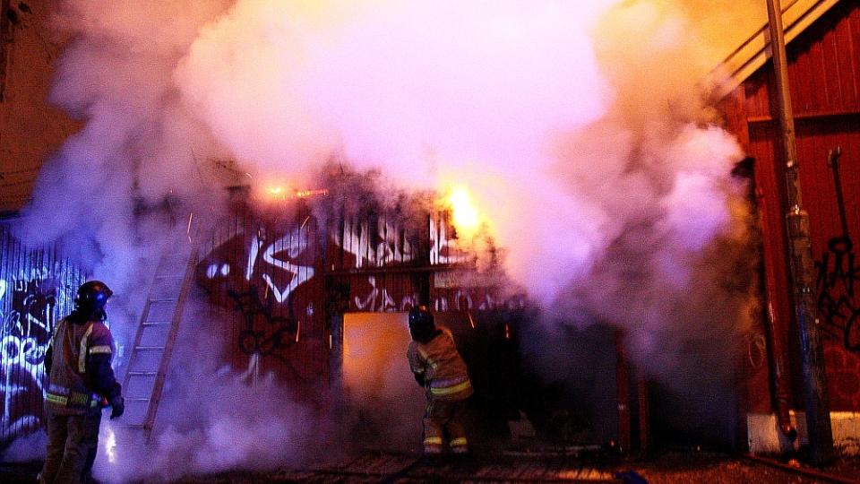 SLUKNINGSARBEID: Brannvesenet kjemper mot flammene p� Gr�nland. Foto: Svein Gustav Wilhelmsen