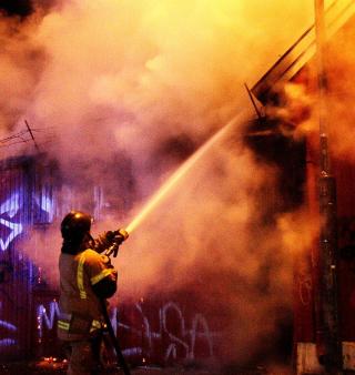 FLAMMER: Brannvesenet fikk til slutt kontroll over brannen. Foto: Svein Gustav Wilhelmsen