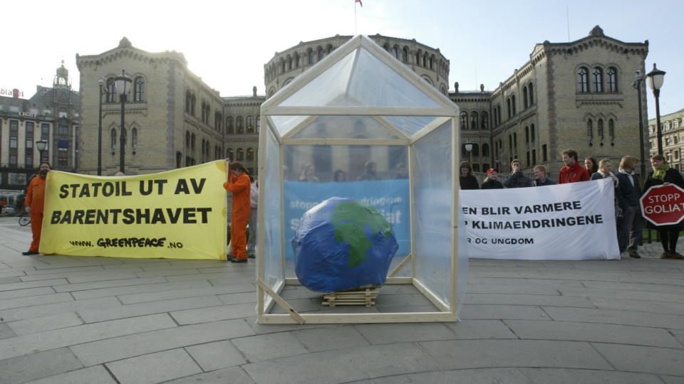 KONTROVERSIELT: Her protesterer alliansen Stopp Goliat utenfor Stortinget i 2004. N� har etter sigende regjeringen bestemt seg for � gjennomf�re den kontroversielle utbyggingen. Foto: Morten F. Holm / SCANPIX